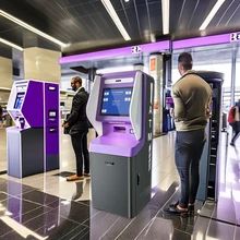21.5 дюймовый сенсорный экран Отель Check In Kiosk с распределением карт для переработки